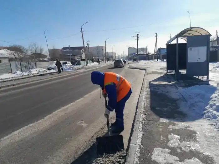 Более 3 100 дорожных рабочих задействовано в снегоуборочных работах в Астане (3)