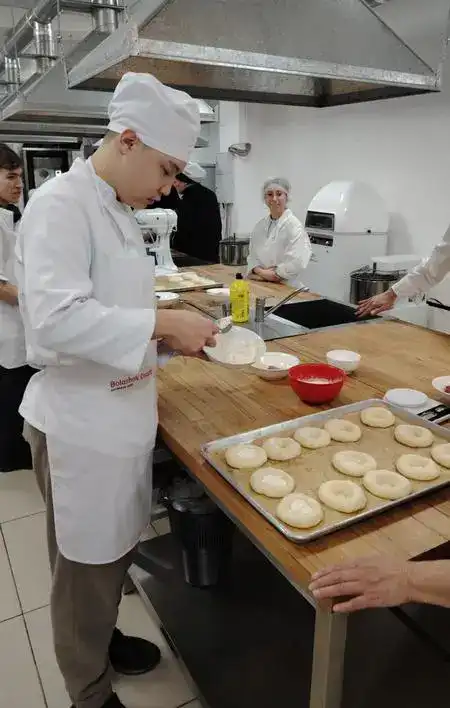 Инклюзия в действии: в Карагандинской области подростки с особыми потребностями осваивают профессию кондитера (6)