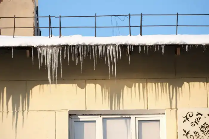 Контроль за очисткой крыш в Алматы: управляющие компании должны соблюдать зимние нормы безопасности Павлодаре