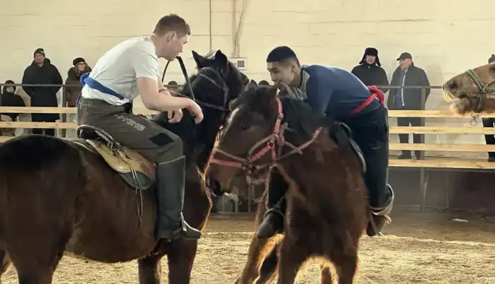 В Карагандинской области всадники сразились в танце силы на турнире по аударыспаку Павлодаре
