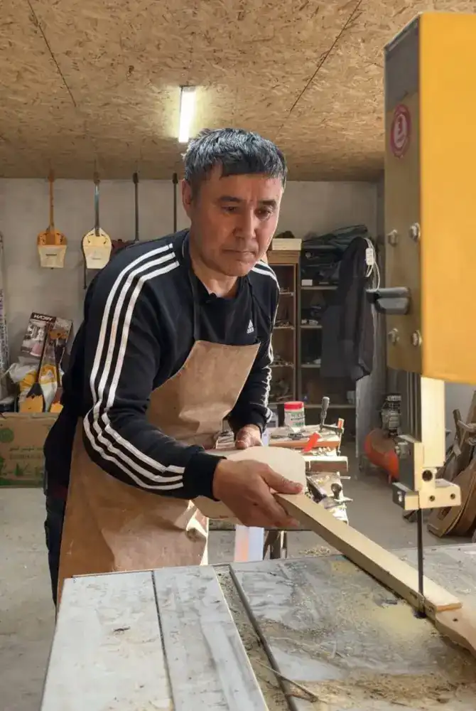«Күмбірлеген күй ғұмыр»: В Уланском районе мастер изготавливает домбры (3)