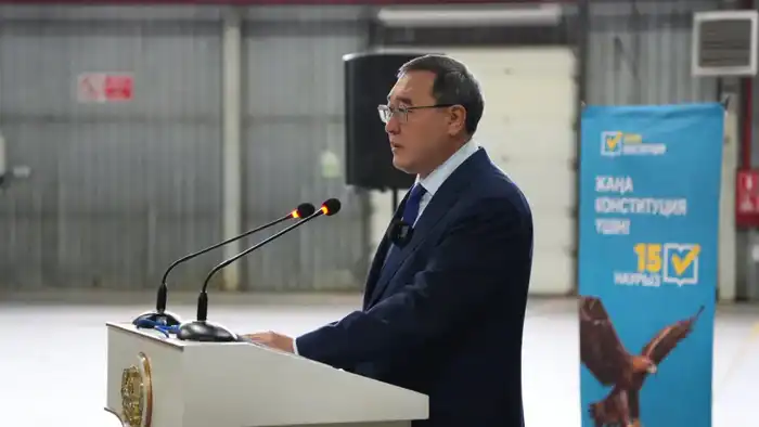 Марат Султангазиев встретился с коллективом индустриально-логистического центра «ДАМУ» для обсуждения вопросов верховенства закона и референдума. Павлодаре