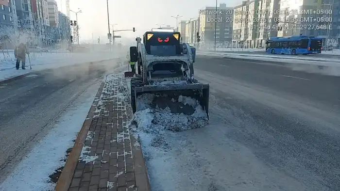 Более 1 500 единиц спецтехники задействованы в снегоуборочных работах в Астане (3)