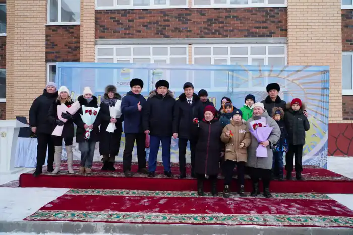 В Акмолинской области социально уязвимым категориям граждан вручены ключи от новых квартир (8)