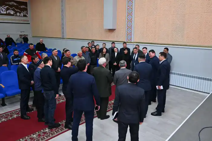 Мост между поколениями: Аким области обсудил с жителями Жантикей будущее их села Павлодаре