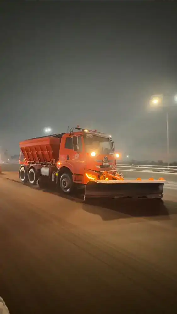 Алматы: коммунальные службы сражаются с ледяным дождем для безопасного движения Павлодаре