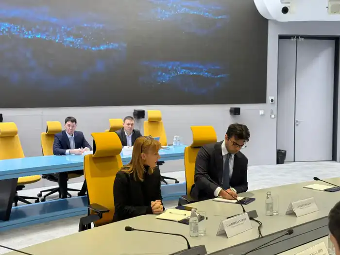 Заместитель Премьер-Министра - Министр искусственного интеллекта и цифрового развития Жаслан Мадиев проверил готовность систем Starlink к работе в Казахстане (2)