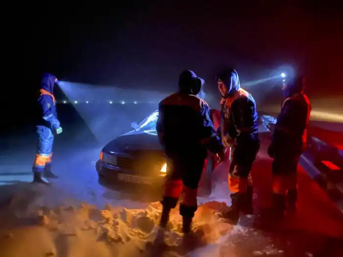 Спасатели МЧС Казахстана за прошедшие выходные из снежных заносов спасли и эвакуировали 126 человек (3)