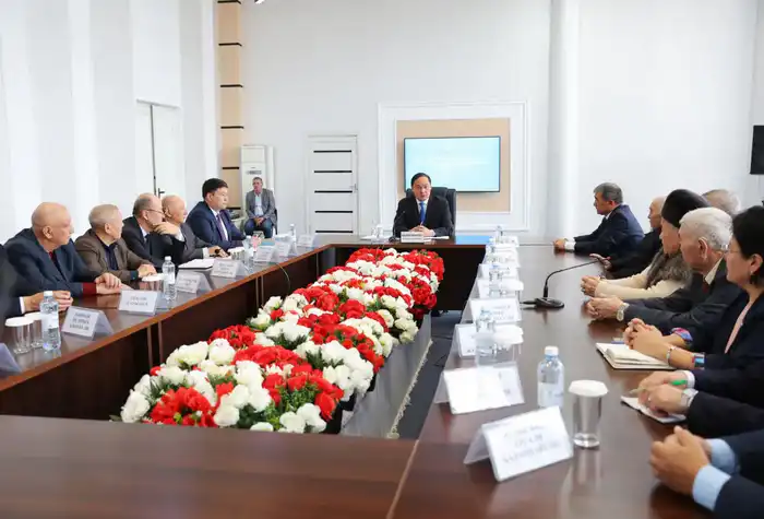 Мост идей: Ербол Карашукеев и творческая интеллигенция Меркенского района обсуждают будущее Конституции Казахстана Павлодаре