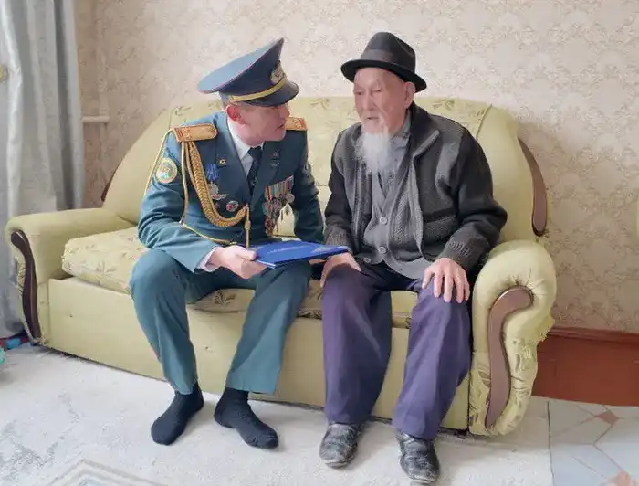 Военнослужащие Луговского гарнизона отметили 102-летие фронтовика Шалданбая Шанбаева Павлодаре