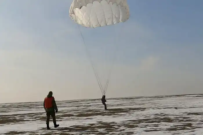 Первые прыжки выполнены: 196 солдат срочной службы десантировались с парашютом (2)