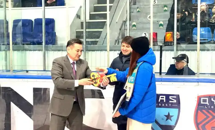 Чемпионке XXV летних Сурдлимпийских игр Фаине Мейрмановой аким ВКО вручил сертификат от квартиры (5)