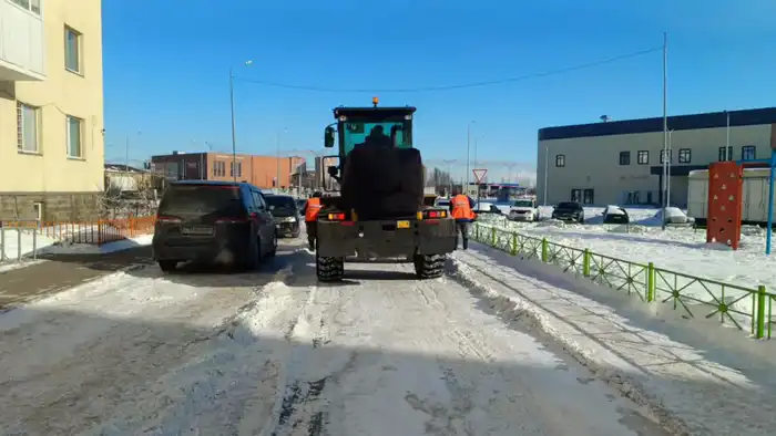 Более 3 100 дорожных рабочих задействовано в снегоуборочных работах в Астане (4)