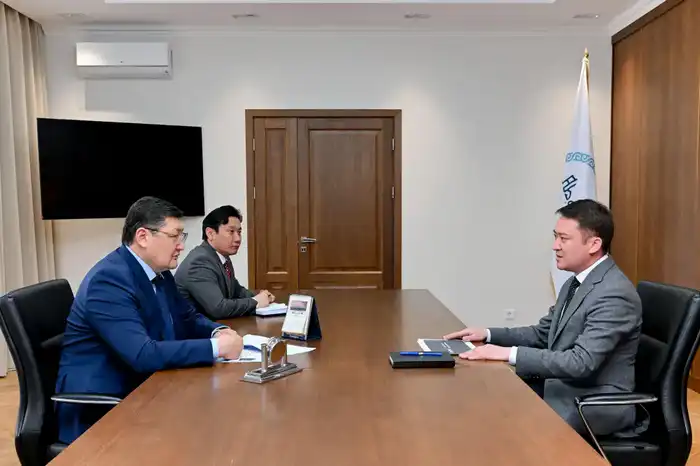 Глава региона встретился с директором областного филиала «Казпочта» (4)