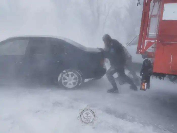 Спасатели МЧС Казахстана: пробуждая людей из зимнего сна, эвакуировали 96 человек за неделю Павлодаре