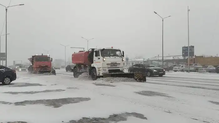 Обильный снегопад в столице: в уборке задействованы 3 тысячи человек и свыше тысячи единиц техники (3)