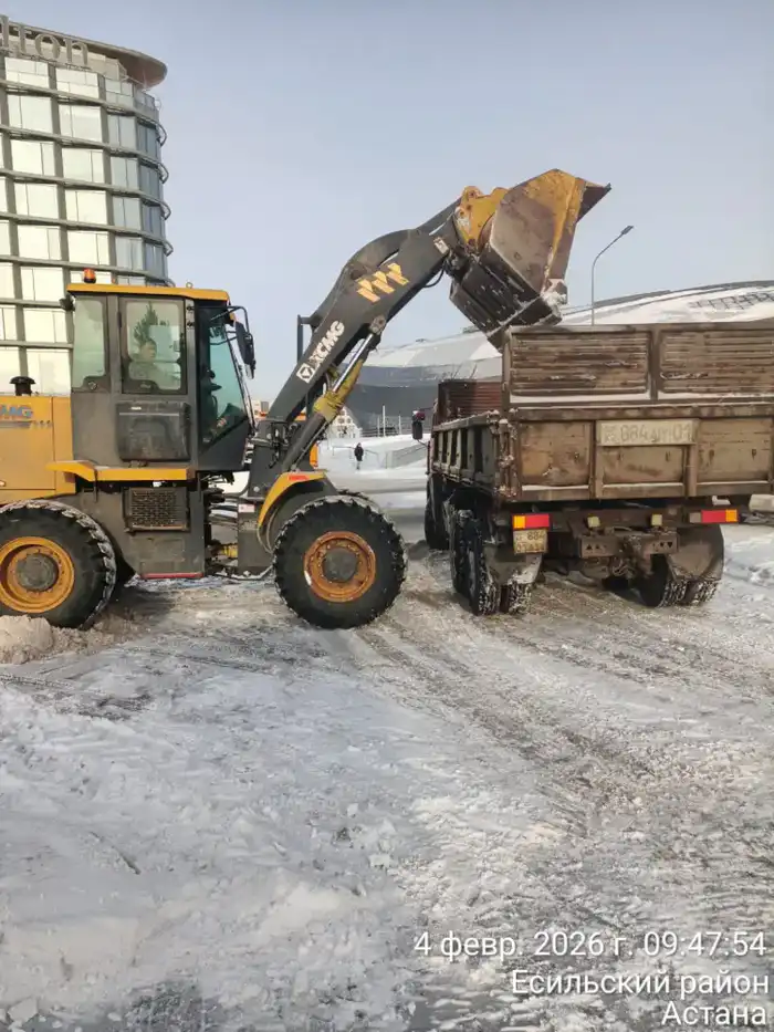 Астана: более 3 тысяч рабочих убирают снег Павлодаре