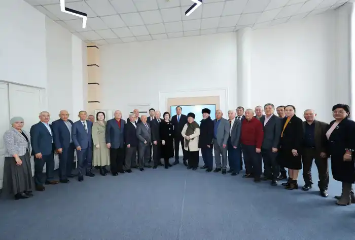 Ербол Карашукеев встретился с представителями творческой интеллигенции Меркенского района (6)