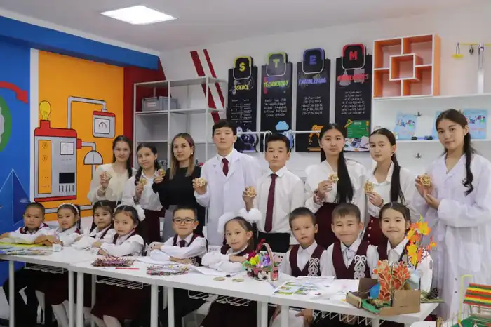 Школьники Рудного собирают макулатуру в рамках акции «Таза Қазақстан» Павлодаре