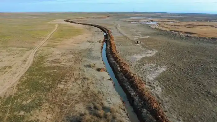 Работы по восстановлению канала для обеспечения водой домашних хозяйств Таласского района ведутся в Жамбылской области (3)
