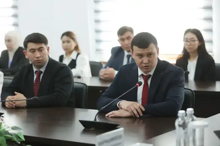 Конституционные реформы и роль молодежи: встреча акима области в Меркенском районе (8)