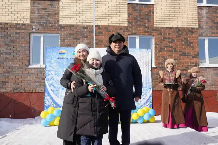 Ключи от новых квартир вручили жителям г. Макинска (6)