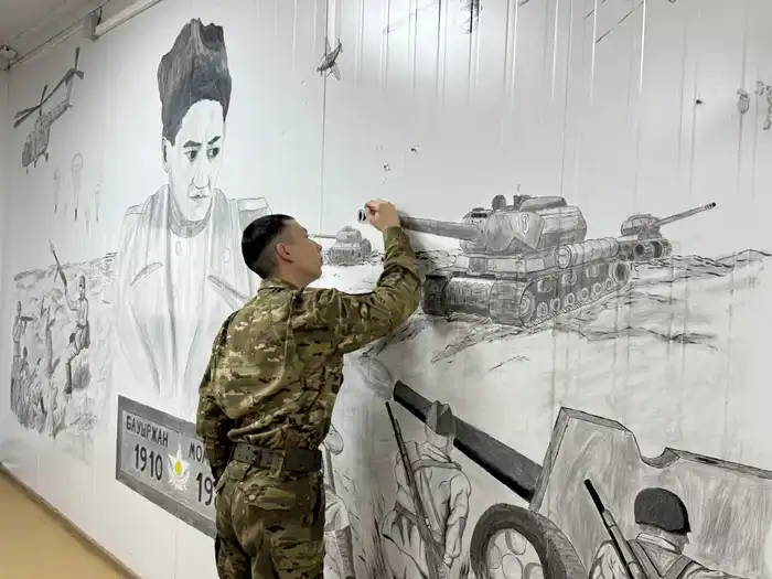 Служба в строю и искусство: матрос морской пехоты создает картины о героях истории Казахстана (4)