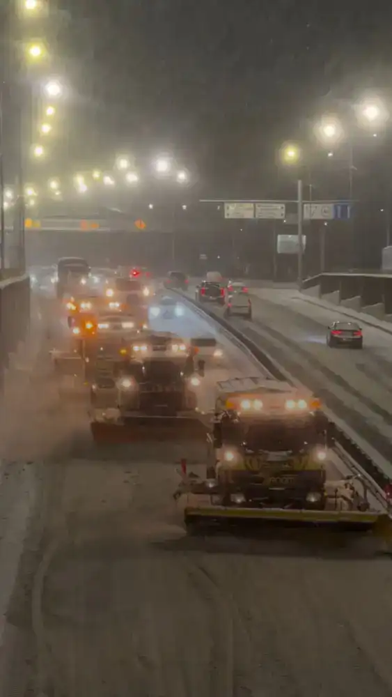 Коммунальные службы Алматы обеспечили безопасное движение в условиях ледяного дождя (2)