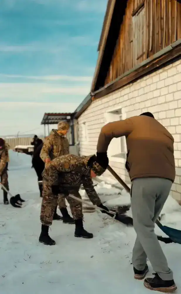 Снежные ангелы Лисаковска: студенты и волонтёры очистили путь к теплу для пенсионеров Павлодаре