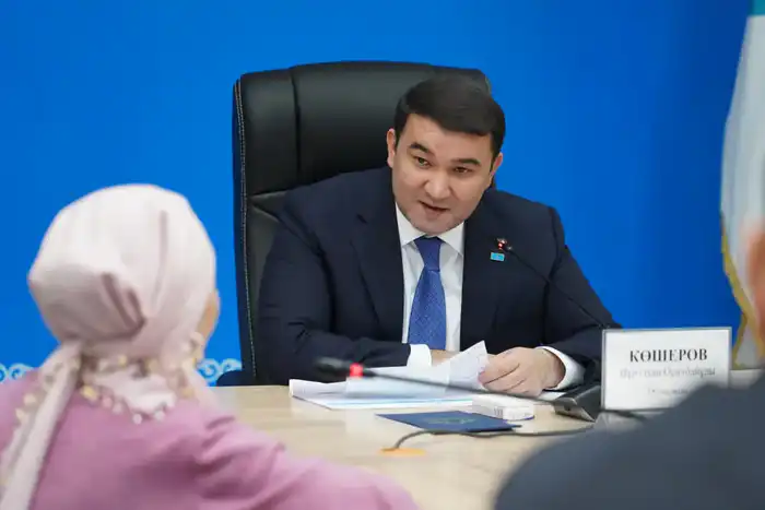 АКИМ ТУРКЕСТАНСКОЙ ОБЛАСТИ ПРОВЕЛ 7-ЧАСОВУЮ ВСТРЕЧУ С НАСЕЛЕНИЕМ И ВЫСЛУШАЛ ОБРАЩЕНИЯ ГРАЖДАН (4)