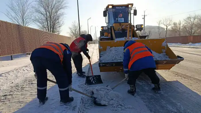 Более 1 700 единиц спецтехники задействованы в уборке снега в Астане (10)