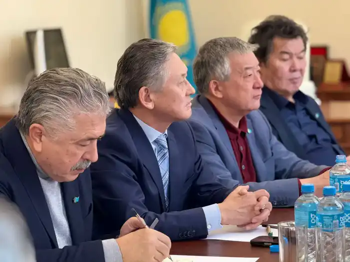 Перо и Конституция: писатели Казахстана формируют будущее страны Павлодаре