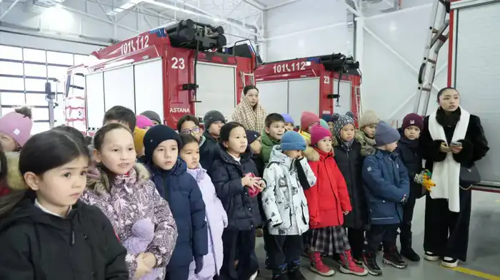 Огненные уроки: спасатели МЧС Казахстана открывают двери в мир безопасности для юных героев Павлодаре