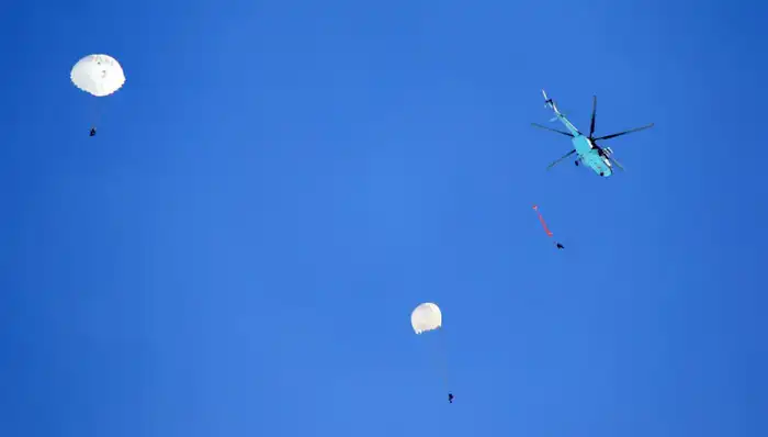 Первые прыжки выполнены: 196 солдат срочной службы десантировались с парашютом (8)