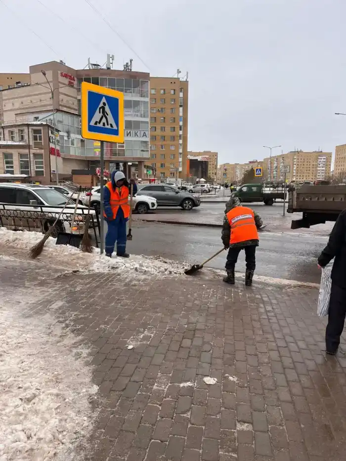 Тысячи дорожных рабочих вышли на уборку снега в Астане (2)