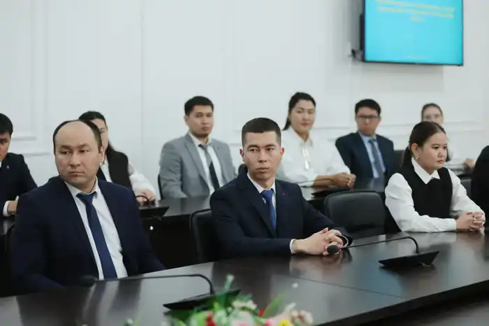 Конституционные реформы и роль молодежи: встреча акима области в Меркенском районе (6)