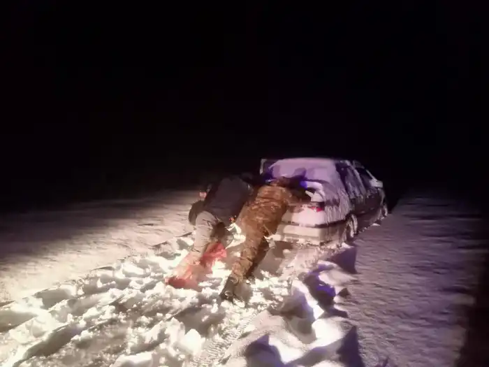 Спасатели МЧС эвакуировали 145 человек из снежных заносов в Казахстане за 10 дней Павлодаре