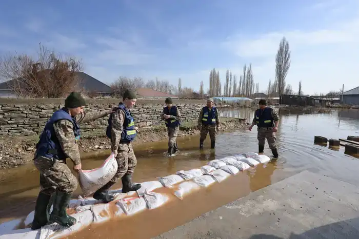 Ербол Карашукеев проверил противопаводковые работы в Таразе (8)