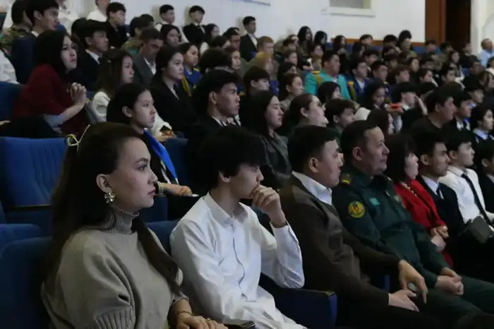 Столичные спасатели рассказали школьникам о своей службе (10)