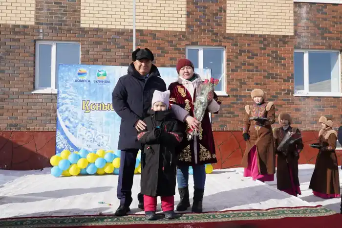 Ключи от новых квартир вручили жителям г. Макинска (9)