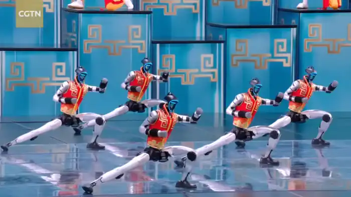 Роботы и мастера боевых искусств удивили зрителей на гала-концерте в Китае Павлодаре