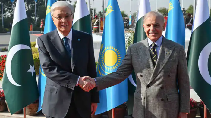 Токаев встретился с премьер-министром Пакистана: официальные кадры из резиденции Павлодаре