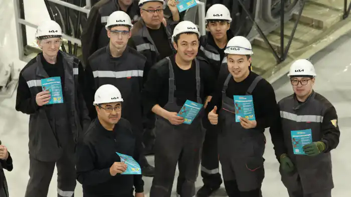 Работники завода Kia Qazaqstan поддерживают проект новой Конституции: встреча с Акимом Костанайской области Кумаром Аксакаловым Павлодаре