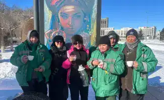 Чай и сладости: пенсионеры благодарят коммунальщиков в Астане