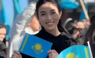 Патриотический флешмоб в Алматы в поддержку Новой Конституции