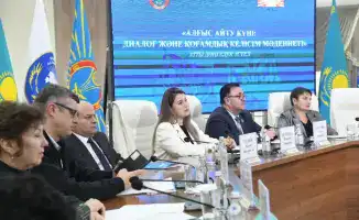 Обсуждение роли уважения и солидарности в укреплении единства разных этносов на Дне благодарности в Астане