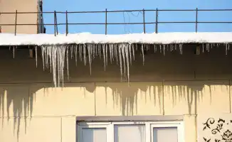 Контроль за очисткой крыш в Алматы: управляющие компании должны соблюдать зимние нормы безопасности