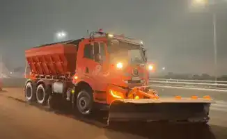 Алматы: коммунальные службы сражаются с ледяным дождем для безопасного движения