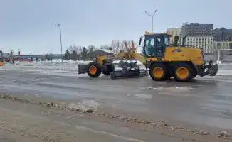 Снежный фронт: тысячи дорожных рабочих очищают Астану от зимних метелей