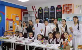 Школьники Рудного собирают макулатуру в рамках акции «Таза Қазақстан»